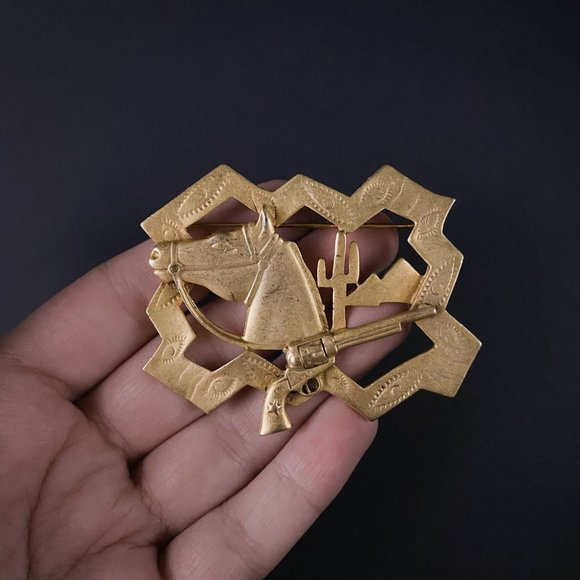 Vintage Western Cowboy Desert Horse Gun Gold Wash Rectangular Framed Brooch - Picture 5 of 6